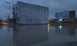 Kızıltepe'de sağanak; yollar göle döndü