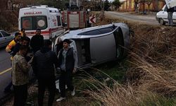 Kontrolünü kaybeden otomobil yamaca çarpıp ters döndü