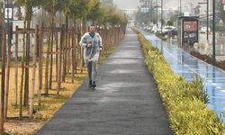 Konyaaltı Sahili'nde denizin rengi kahverengiye döndü