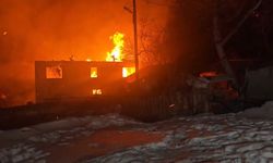 Köy muhtarının evi alev alev yandı