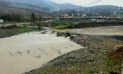 Küçük Melen Çayı taştı; 2 köy yolu ulaşıma kapandı