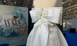 Liseliler, ipek kozasından tasarladıkları gelinlikleri IF Wedding Fashion İzmir'de sergiledi