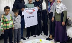 Mahalle mahalle gezerek 'yıldızları' ile buluşuyor