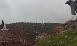 Manisa'da kuvvetli rüzgar nedeniyle çatılar uçtu, ağaçlar devrildi; 1 yaralı (2)