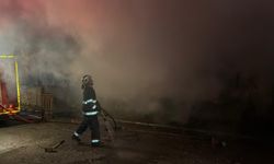 Marangozhanede çıkan yangını itfaiye söndürdü