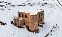 Mardin'de beyaza bürünen tarihi karakol, dronla görüntülendi