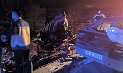 Mardin'de otomobil ile hafif ticari aracın çarpıştığı kazada 3 ölü, 2 yaralı