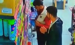 Markette koklayarak beğendikleri deodorantları çaldılar