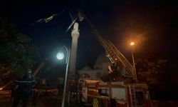 Marmaris'te fırtına; ağaçlar devrildi, yelkenli tekne karaya oturdu (2)