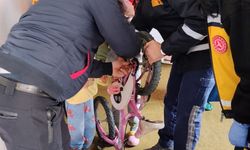 Merve'nin bisiklet zincirine sıkışan parmağını, itfaiye ekipleri kurtardı