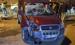 Motosiklet ile hafif ticari aracın çarpıştığı kaza kamerada: 2 yaralı