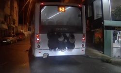 Otobüsün arkasına asılan çocukların tehlikeli yolculuğu kamerada