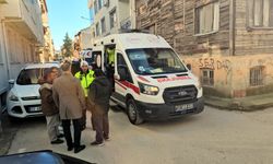 Otomobil, elektrikli bisiklete çarptı; kaza kamerada, 3 yaralı