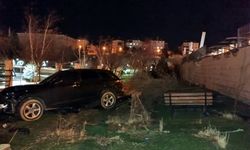 Otomobil, kafenin bahçesine uçtu