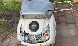 Otomobil önce motosiklete ardından da yol kenarındaki ağaca çarptı