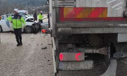 Otomobil, park halindeki TIR'a çarptı: 2 ölü, 1 yaralı