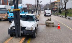 Otomobil, refüjdeki beton çiçeklik ile aydınlatma direğine çarptı: 2 yaralı