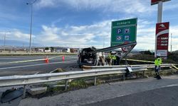 Otoyolda, hafif ticari araç bariyere çarptı: 2 ölü