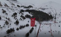 Palandöken'deki zipline hattına dev Türk bayrağı astılar