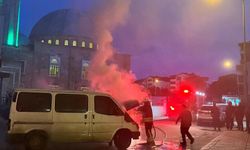 Park halindeyken motor kısmından alev alan minibüs yandı