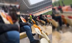 Polis, üşüyen çocuğa çorabını çıkarıp verdi; o anlar kamerada