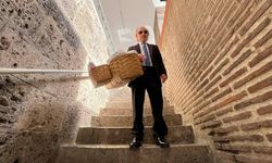 Protokoldeki kravatlı simitçi