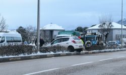 Refüje çıkan otomobilin sürücüsü yaralandı