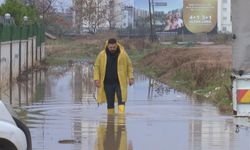 Rögarı olmayan sokak yağmur suyuyla doldu; sitede yaşayanlar yola taş döşeyip ulaşımı sağladı / Ek fotoğraf