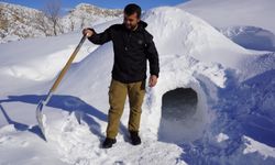 Şehir yaşamından uzaklaşıp dağda yaptığı kardan barınaklarda doğayla baş başa kalıyor