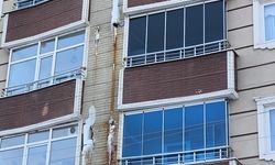 Servis beklerken başına buz sarkıtı düşen öğrenci ağır yaralandı