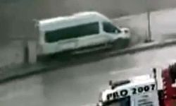 Servis minibüsü refüje çıktı, yaya saniyelerle kurtuldu