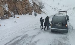 Siirt'te yolları kardan kapanan köylerde rahatsızlanan 2 kişiyi, ekipler hastaneye ulaştırdı