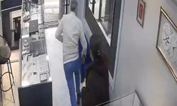 Silahla soymaya geldiği kuyumcu azarlayınca kaçtı; o anlar kamerada