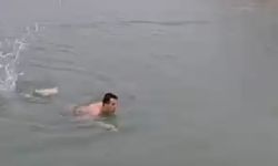 Soğuk havaya aldırmadan denize girip, yüzdü
