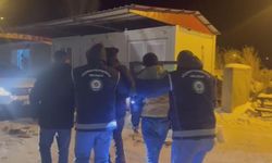 Taksinin bagajından 2 kaçak göçmen çıktı