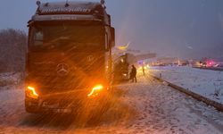 Tokat'ta karla kaplı yolda otobüs TIR'a arkadan çarptı: 7 yaralı
