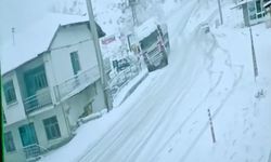 Tokat'ta TIR'ın eve çarptığı kaza anı kamerada