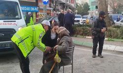 Trafik polisi, yaralanan kadına ilk müdahaleyi yapıp elini bir an olsun bırakmadı
