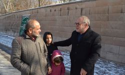 Türk bayrağı motifinin üzerindeki karı temizleyip öpen Zeynep'in babası: Bayrak sevgisi gönlünde yer etmiş