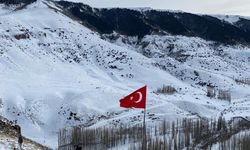 Türk bayrağını mahallenin en yüksek yerinde dalgalandırdılar