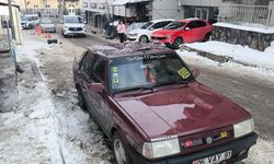 Üzerine buz sarkıtı düşen otomobilin sürücüsü yaralandı