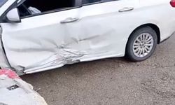 Virajlı yolda otomobilin bariyerlere çarptığı kaza kamerada