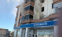 Yangın çıkan evde bıçakla öldürülmüş olarak bulundu