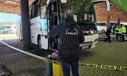 Yanlış vitese alınan otobüs, yedek şoför ile muavine çarptı; 1 ölü, 1 yaralı