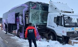 Yolcu otobüsü, kamyona çarptı; 9 yaralı
