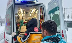 Yolu kapalı köydeki diyaliz hastası, paletli araçla hastaneye ulaştırıldı