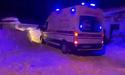 Yolu kapanan köyde yüksek ateşli hasta, ekiplerin çalışmasıyla hastaneye kaldırıldı