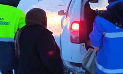 Yolu kapanan köydeki kanser hastası kadına ekipler 5 saatte ulaştı