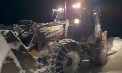 Yolu kardan kapanan köydeki hastayı, ekipler hastaneye ulaştırdı