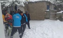 Yolu kardan kapanan yerleşim yerlerine ulaşıp, 1 haftada 57 hastayı kurtardılar